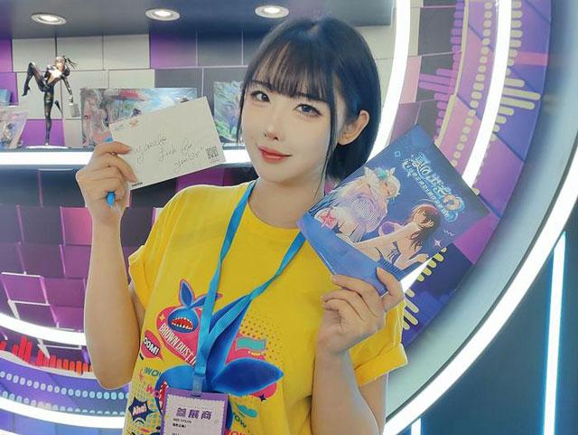 Yasal换下COS服，改穿工作人员黄衫在台下服务