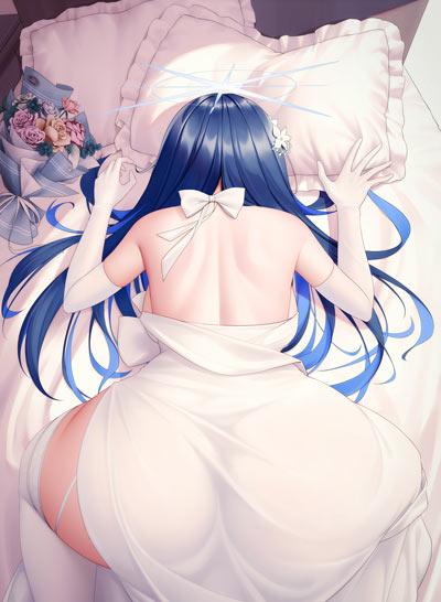 趴着的动漫美女图片