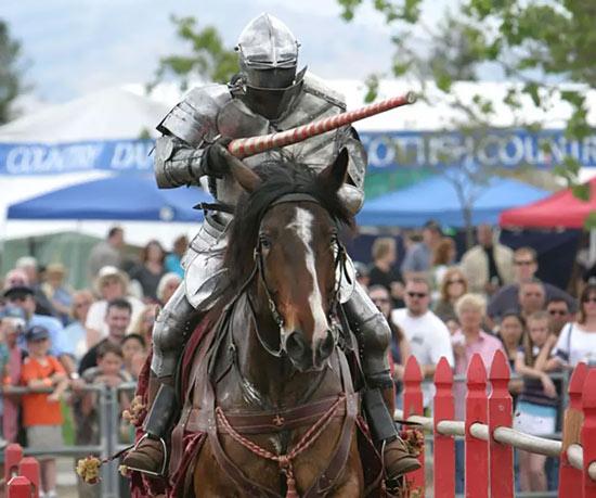 这一设计的根本原因并非为了通风或美观，而是为了适应骑兵最核心的战斗姿态：骑马