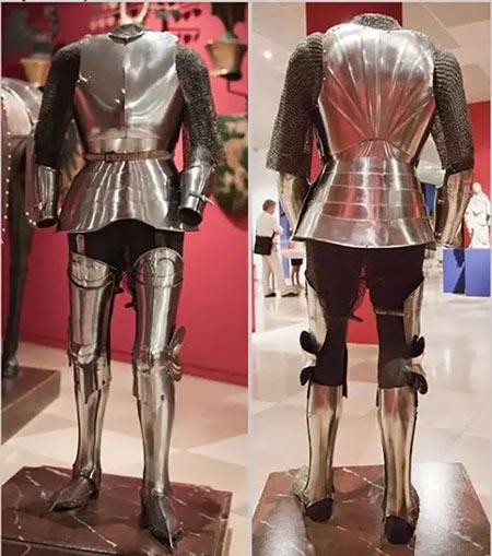 中世纪晚期的哥特式铠甲等真实装备，在胯部至臀部区域往往采用更短的甲裙或链甲内衬替代整块金属板甲